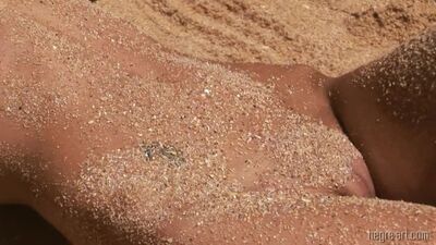 Hegre-Art_Thea_Nago_na_plaży_Film