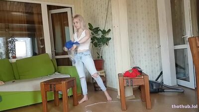 Megan Foksie Lingerie-ді YouTube-та киіп көру