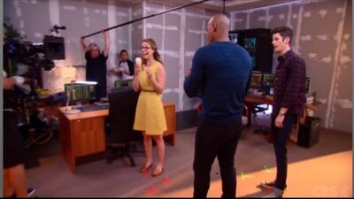 Melissa Benoist e Grant Gustin nos bastidores de «World's Finest»