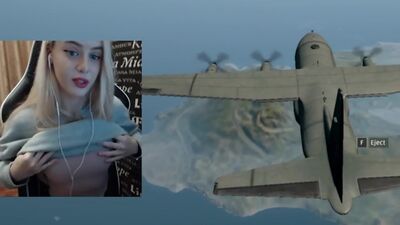 IRL - Streamer Gtfobay flashed her breasts