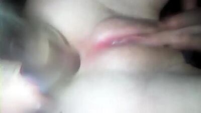Młoda laska masturbuje się i wkłada butelkę do tyłka [porno, lodzik, seks analny, domowe porno, seks analny]
