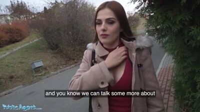 Une rousse italienne sexy et provocante chevauche une grosse bite dans un sous-sol - X.mp4