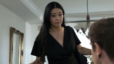 PORNO -- ELLE A 49 ANS -- UNE BELLE-MÈRE BRUNETTE COUCHE AVEC UN JEUNE HOMME -- porno sexe milf mature -- Dana Vespoli