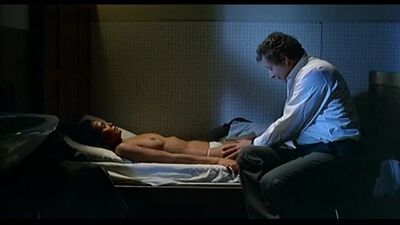 Le directeur de la prison viole une détenue (il la baise en prison, il a violé une femme d'origine arabe, il éjacule en elle, ils baisent une détenue)