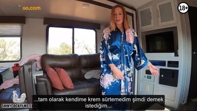 Er schiebt seinen Schwanz hinein, während er den weichen Arsch seiner Stiefmutter eincremt (mit türkischen Untertiteln)
