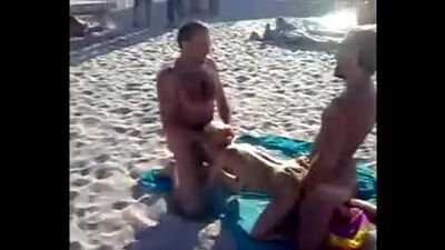 Seks w trójkącie na oczach innych – Kazantip, plaża