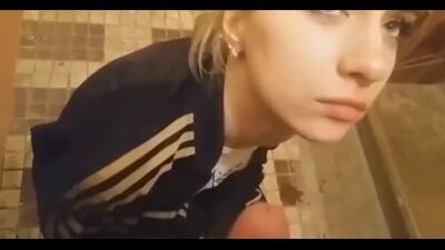 Дал на зуб красивій шльондрі, яка ковтає сперму. Сце з великого члена колишнього, взяла за щоку. Російське домашнє порно