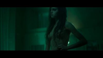 «Темне дзеркало» (2018) Індіа Айслі оголена перед лікарем