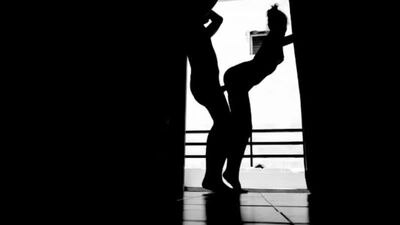 O papai fode a Lolita deitada na cama - sexo pornô