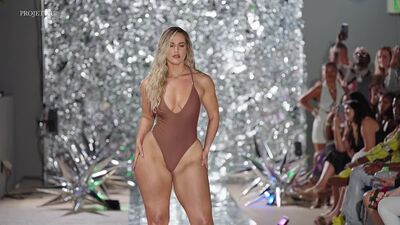Марисса Дюбуа баяу қозғалыстағы жүріс _ Art Miami 2023 _ Fusion Fashion Events