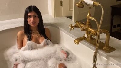 Video von Mia Khalifa beim Oben-ohne-Baden durchgesickert – Internet Chicks