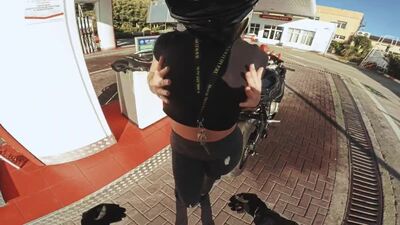 {Vlad1000RR} UNE MOTARDE A LAISSÉ TOUCHER SON CLITORIS - Une belle fille en moto se fait draguer