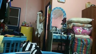 Saqué fotos a escondidas de mi hermana, que tiene mucho pecho, justo después de que saliera de la ducha