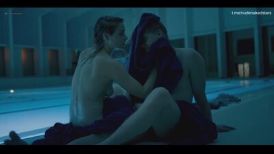 Niamh Algar (sceny nagości z udziałem Niamh Algar w serialu „MotherFatherSon”, sezon 1, odcinek 7, 2019 r.)