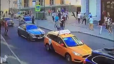 Un chauffeur de taxi a percuté un groupe de piétons dans le centre de Moscou