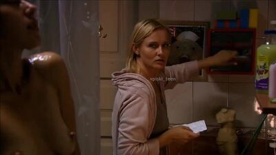 Si sta facendo la doccia, non ha chiuso la porta, un frammento di un film,