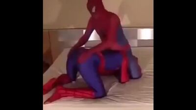 On ne se demande jamais, en regardant quelqu'un, ce qu'il a en tête : « Puzzle Spider-Man gays.mp4 »