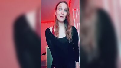 ТикТокер Бринн Вудс өзінің сексуалды бөксесін көрсетеді