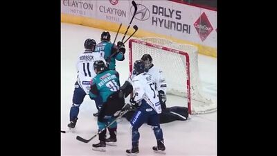 Un jugador de hockey, con el disco atascado en el uniforme, se dirigió hacia la portería con la esperanza de marcar un gol [3FSQDdp5_KA]