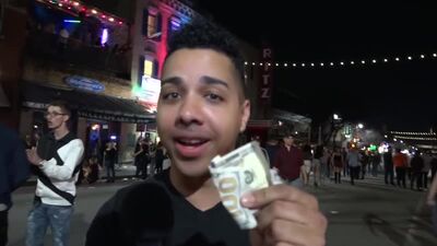 Ragazze che mostrano le tette davanti alla telecamera in pubblico per 100 dollari __ 1080p