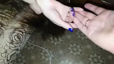 Оның күйеуі әйелін жыныстық қатынасқа түсіп жатқан сәтін видеоға түсіріп, оның қолын ұстап отырады