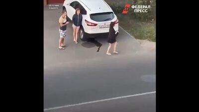 Ол көшеде жүріп, өтіп бара жатқандарға жалаңаш кеудесін көрсетіп жүрді