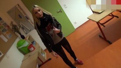 Студентка в університеті (порно porn porno xxx: молода дівчина робить мінет)