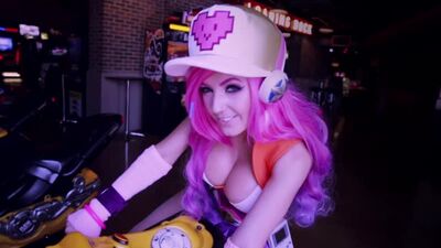 À fond en rose et violet ! (Présentation du cosplay d'Arcade Miss Fortune) #vidéo #cosplay #grossepoitrine #cheveuxroses #minijupe #écolière