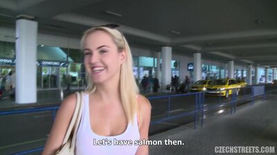 Un ragazzo ha rimorchiato una ragazza all'aeroporto e se l'è scopata due volte