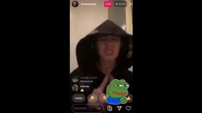 Instasamka a montré ses fesses à l'antenne