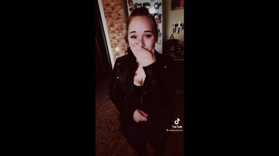 Steckte die Hand unter den Rock