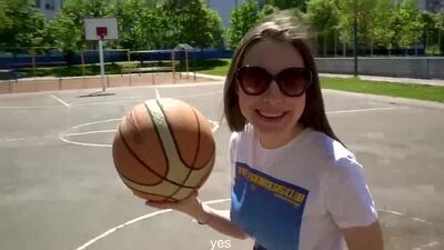 EL JUEGO DE LOS DESEOS: LA JUGADORA DE BALONCESTO HA GANADO SU ÚLTIMO DESEO. Vídeo porno: mamás, tetas, polla grande, sexo anal, mamada, MILF, lesbianas, incesto, madre