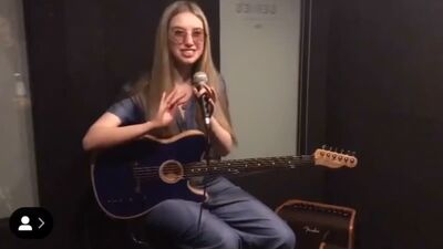 Ayla Tesler-Mabe en la feria NAMM 2019