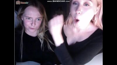 Die Mädels wollten sich den kleinen Penis des Wichsers ansehen und sich darüber lustig machen, haben sich aber entschuldigt (mit Ton) – Omegle, Ome TV, Chatroulette