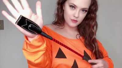 DemonGoddessJ – „Cukierek albo psikus” – kopanie w jaja i JOI