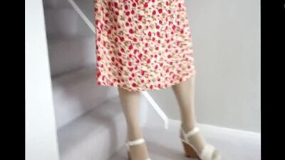 Foto furtiva de debajo de la falda bajo la mesa, ropa interior