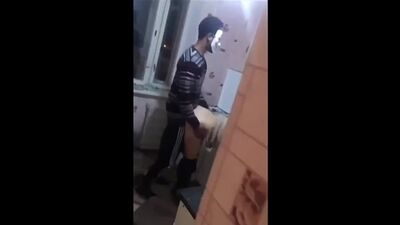 Scena. Un nero si scopa una studentessa russa. Porno amatoriale russo girato in casa
