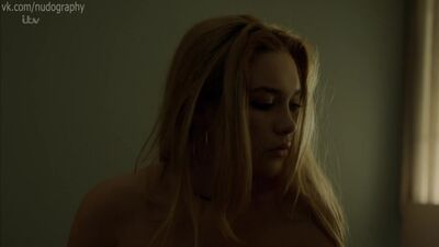 Флоренс Пью 2016 жылғы «Марчелла» телехикаясының 1-маусымының 1-ші эпизодында (s01e01) жалаңаш күйде көрінеді