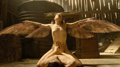 Sex zwischen einem Mann und einem weiblichen Exemplar eines unbekannten Wesens (ein Monster vergewaltigt den Mann, fickt das rätselhafte Wesen, kommt in das Wesen)