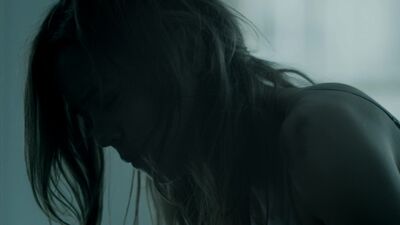 Melissa George Nua - Hunted s01 (2012) HD 1080p Ver Online / Melissa George - Na Mira