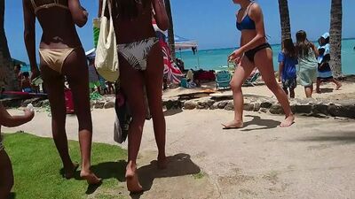 Un sacco di adolescenti in foto spontanee in tanga