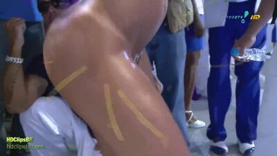Fast nackte Tänzerinnen beim Karneval in Rio de Janeiro