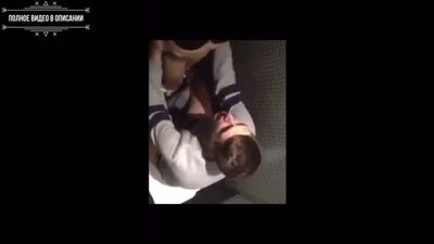 Una compagna di classe in bagno
