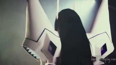 Une cosplayeuse guerrière à moitié nue #musique #cosplay #guerrière #avenir #ventre #seins #bas