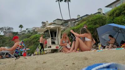 Deux jeunes ados au naturel à la plage – Des filles sexy prises sur le vif