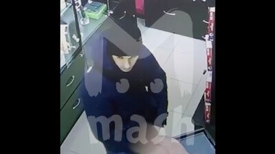 Il ragazzo ha provato il giocattolo proprio nel sexy shop