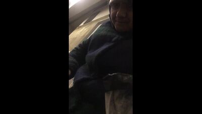 „Die junge Zigeuner-Oma“ und die Zigeunerin, die als Straßenhändlerin tätig war und sie aggressiv verteidigte