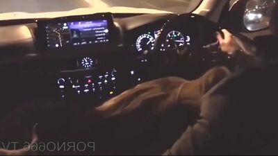 Elle suce une bite dans une voiture. Pipe dans une voiture