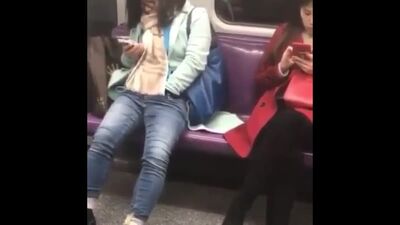 Une fille se masturbe dans le métro, en public. Métro de Moscou