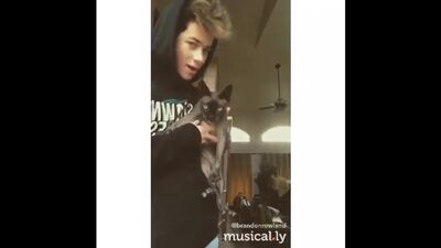 Brandon Rowland — Ta dziewczyna naprawdę potrafi rozbawić publiczność